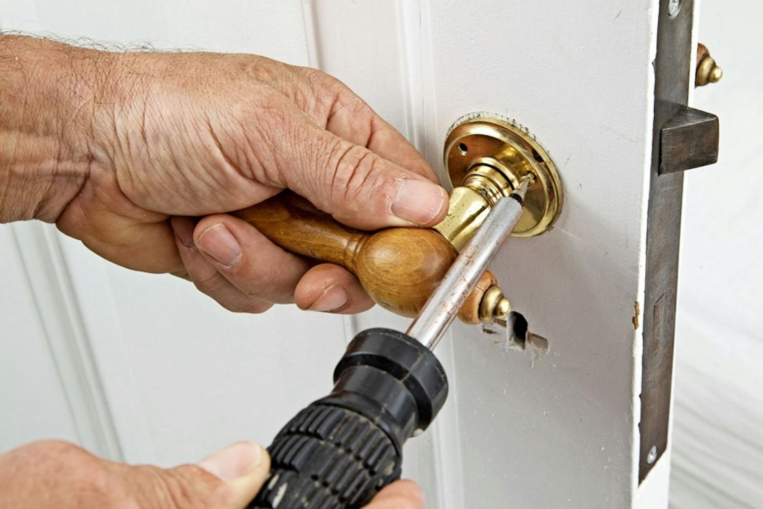 Moni ovenkahva löystyy vuosien mittaan. Se johtuu yleensä siitä, että peitekilven alla oleva puu kuluu, eivätkä ruuvit pysy kiinni missään. Moni ovenkahva löystyy vuosien mittaan. Se johtuu yleensä siitä, että peitekilven alla oleva puu kuluu, eivätkä ruuvit pysy kiinni missään.